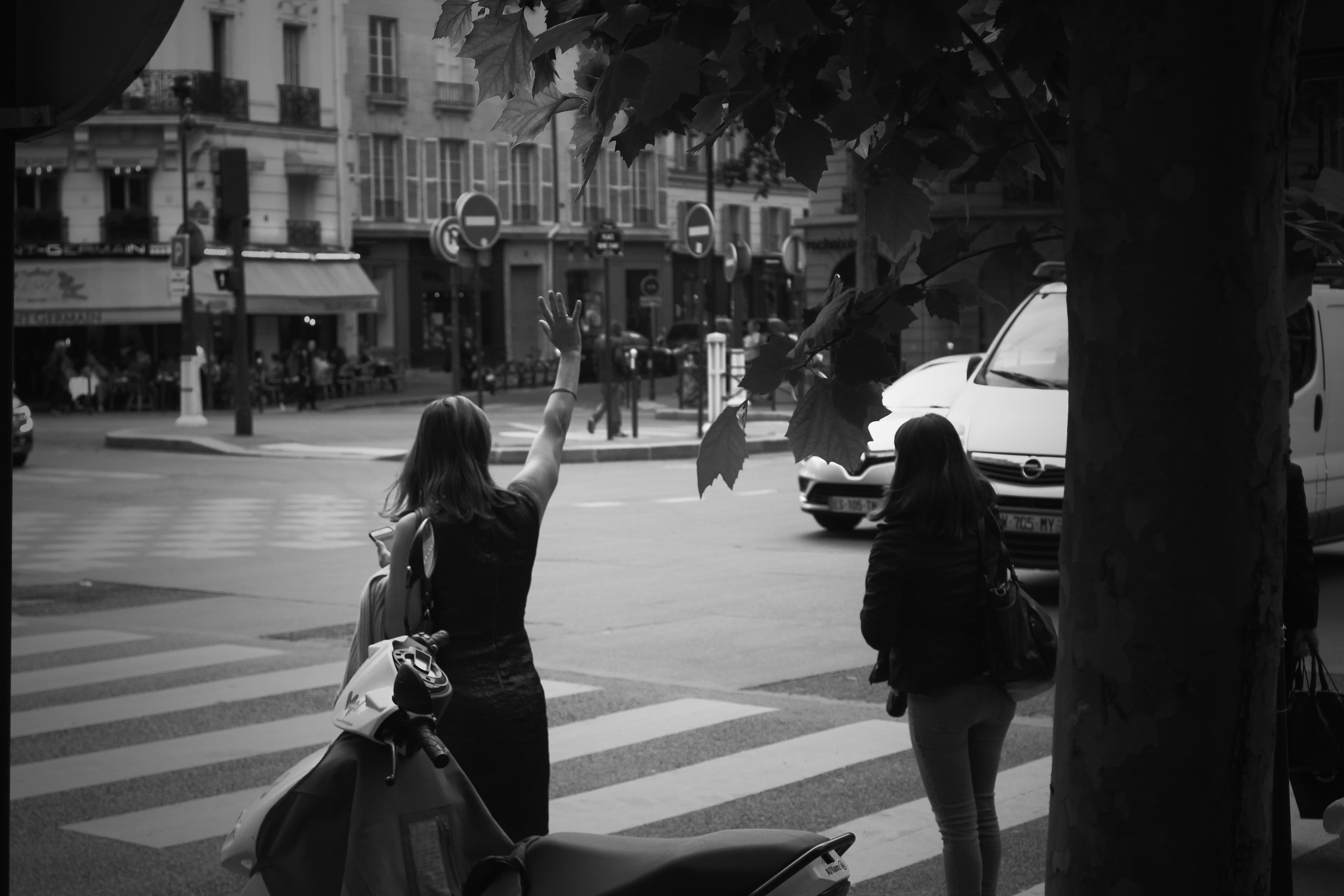 Service de taxi officiel dans les rues de Paris